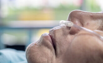 Raucher mit COPD mit Sauerstoffzufuhr