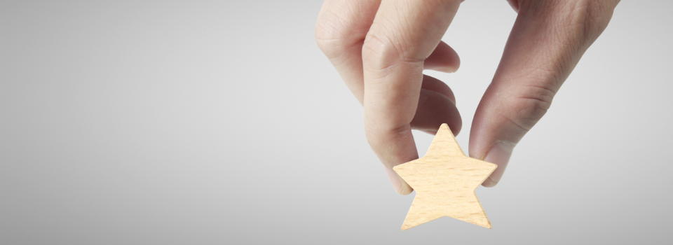 Erfahrungsberichte meiner Klienten nach deren Hypnosesitzung bei Fuchs-Hypnose in Bad Saulgau Erfahrungen zur Hypnosesitzung bei Fuchs-Hypnose in Bad Saulgau - beim Abnehmen mit Hypnose oder bei Raucherentwöhnung mit Hypnose, also dem Nichtraucher werden oder der einer entspannten Gewichtsreduktion - mit goldenen Sternen als Symbol.