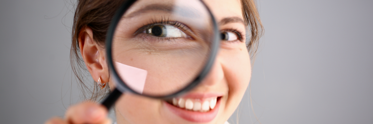 Presseberichte ueber Udo Fuchs und das Fuchs-Hypnosestudio Frau schaut durch eine Lupe auf Medienberichte über Fuchs-Hypnose Bad Saulgau