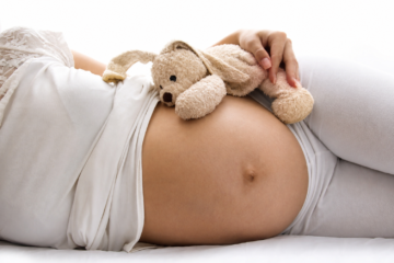 Schwangere Frau mit Babybauch 
