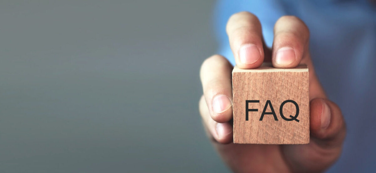 Hand hält Würfel mit Fragezeichen als Symbol für das Geheimnis der Hypnose 